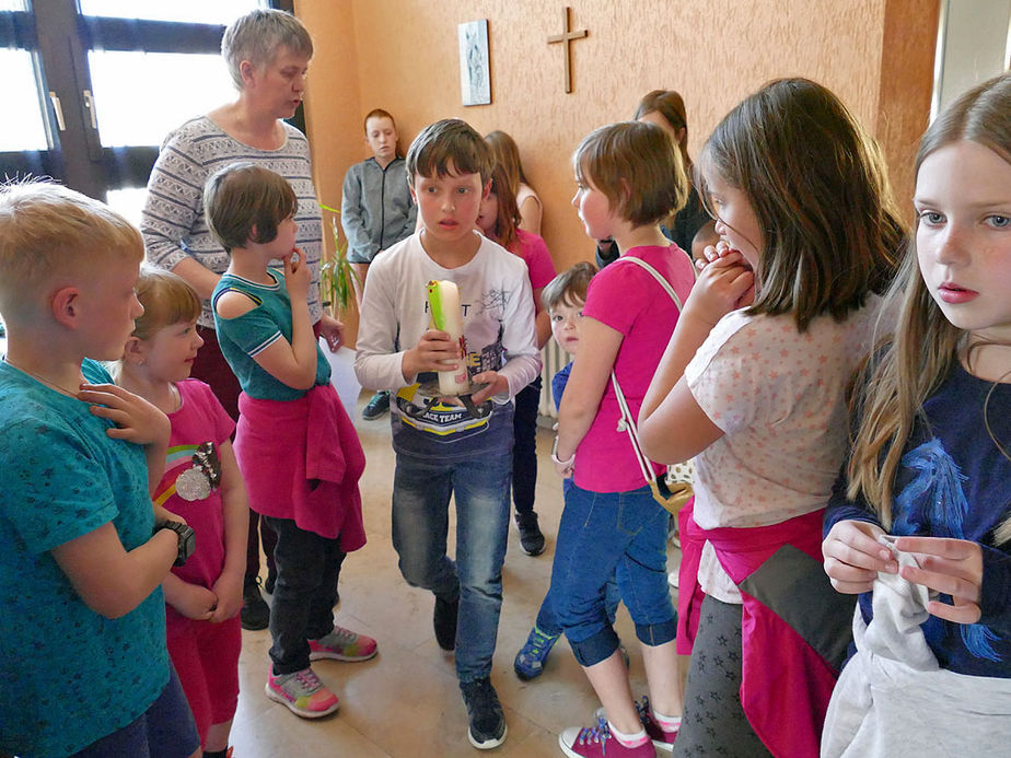 Kinderkarfreitagsliturgie im Gemeindezentrum (Foto: Karl-Franz Thiede)